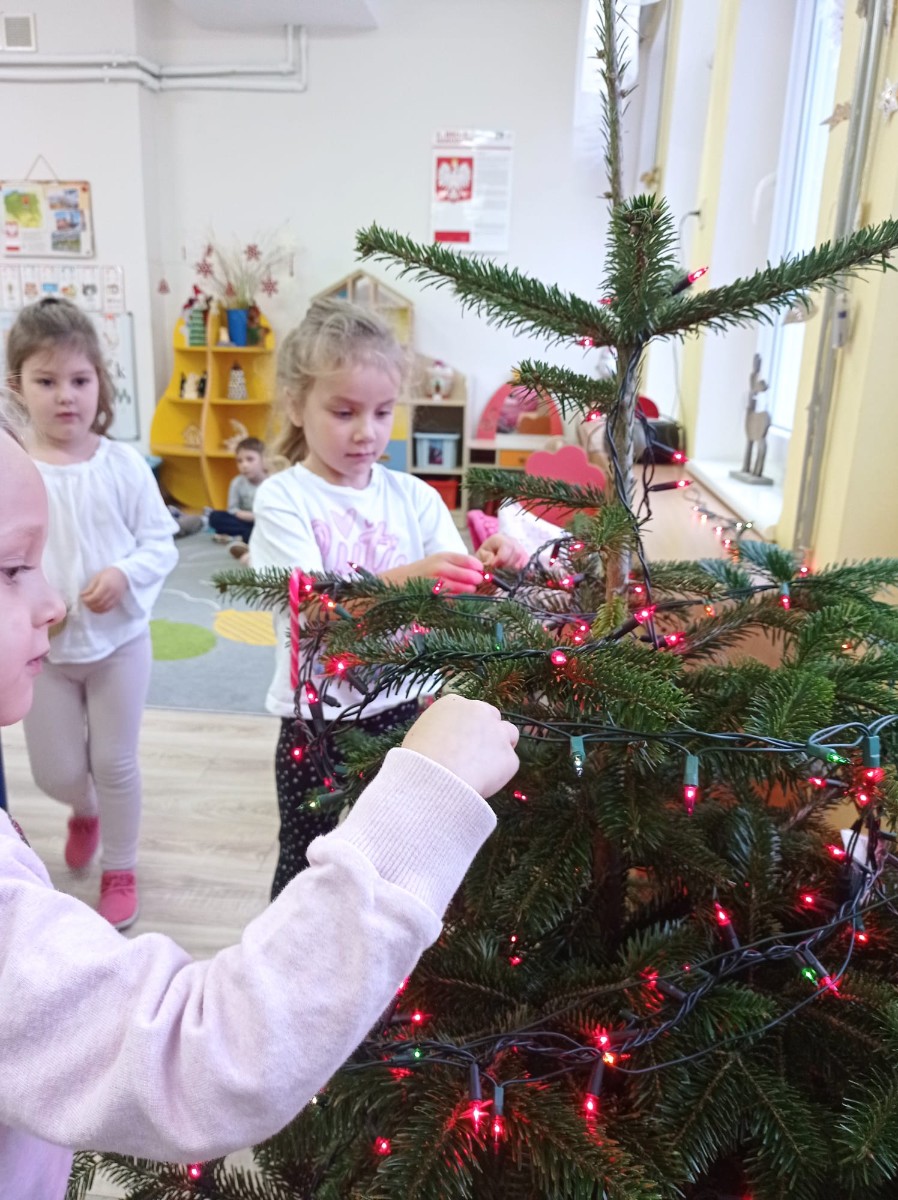 Przygotowania do odwiedzin Mikołaja w grupie III